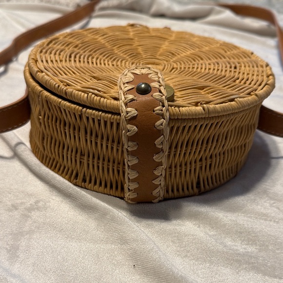 Universal Thread Round Woven Crossbody Bag in Natural and Tan - Picture 6 of 6